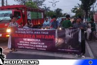 Caption: pemuda peduli sepak bola saat melakukan aksi pita hitam di Kabupaten Sampang, (dok. regamedianews).