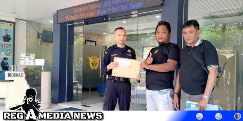 Caption: anggota GKS saat serahkan surat permohonan audiensi ke Bea Cukai Madura, (dok. regamedianews).