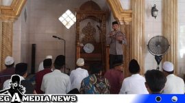 Caption: Kanit Bintibsos Satbinmas Polres Sampang Aipda Liwail Amri, menyampaikan imbauan Kamtibmas saat safari sholat dzuhur,  (dok. regamedianews).