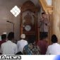 Caption: Kanit Bintibsos Satbinmas Polres Sampang Aipda Liwail Amri, menyampaikan imbauan Kamtibmas saat safari sholat dzuhur,  (dok. regamedianews).