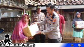 Caption: Kapolres Sampang saat memberikan bantuan kepada warga kurang mampu, (dok. regamedianews).