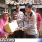 Caption: Kapolres Sampang saat memberikan bantuan kepada warga kurang mampu, (dok. regamedianews).