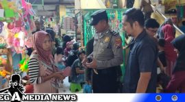 Caption: anggota Satbinmas Polres Sampang saat menyampaikan imbauannya, (dok. regamedianews).