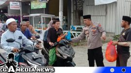 Caption: Kapolsek Omben dan Koordinator Jurnalis Omben saat berbagi takjil gratis, (dok. regamedianews).