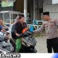 Caption: Kapolsek Omben dan Koordinator Jurnalis Omben saat berbagi takjil gratis, (dok. regamedianews).