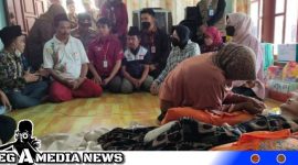 Caption: Mensos RI (Bu Risma) saat berkunjung ke rumah Anisa, di Banyuates, Sampang, (dok. regamedianews).