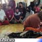 Caption: Mensos RI (Bu Risma) saat berkunjung ke rumah Anisa, di Banyuates, Sampang, (dok. regamedianews).