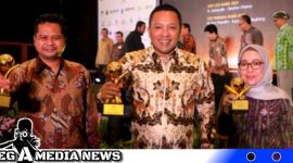 Caption: Bupati Sampang H.Slamet Junaidi menerima penghargaan Kabupaten Top BUMD Award 2023, di Jakarta, (dok. regamedianews).