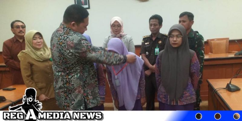 Caption: pelepasan tiga alumni mahasiswi Stikes Sukma Wijaya Sampang yang akan diberangkatkan ke RS Arab Saudi, (dok. regamedianews).