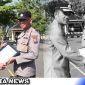 Caption: Kapolres Sampang AKBP Siswantoro menyerahkan reward kepada dua personel berprestasi, (dok. regamedianews).