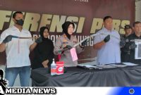 Caption: Polres Pelabuhan Tanjung Perak tunjukkan barang bukti senjata tajam yang digunakan pelaku penganiayaan, (dok. Basori Regamedianews).