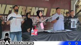 Caption: Polres Pelabuhan Tanjung Perak tunjukkan barang bukti senjata tajam yang digunakan pelaku penganiayaan, (dok. Basori Regamedianews).