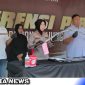Caption: Polres Pelabuhan Tanjung Perak tunjukkan barang bukti senjata tajam yang digunakan pelaku penganiayaan, (dok. Basori Regamedianews).