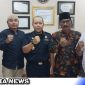 Caption: aktivis GKS pose bersama dengan pihak Bea Cukai Madura usai audiensi, (dok. regamedianews).