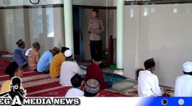 Caption: Aipda Liwail Amry saat menyampaikan imbauan Kamtibmas kepada jamaah masjid Al Ikhlas Desa Panggung Sampang, (dok. regmedianews).