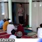 Caption: Aipda Liwail Amry saat menyampaikan imbauan Kamtibmas kepada jamaah masjid Al Ikhlas Desa Panggung Sampang, (dok. regmedianews).