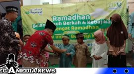 Caption: Pegadaian Syariah Sampang saat memberikan santunan kepada anak yatim, (dok. regamedianews).