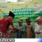Caption: Pegadaian Syariah Sampang saat memberikan santunan kepada anak yatim, (dok. regamedianews).
