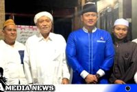 Caption: AHY bersama KH.Moh Rofi'i Baidlowi Pengasuh Ponpes Al Hamidy Banyuanyar Timur Pamekasan, Madura, (dok. regamedianews).