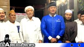 Caption: AHY bersama KH.Moh Rofi'i Baidlowi Pengasuh Ponpes Al Hamidy Banyuanyar Timur Pamekasan, Madura, (dok. regamedianews).