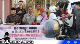 Caption: momen ramadhan, jajaran redaksi Rega Media  berbagi takjil ke pengguna jalan, (dok. regamedianews).