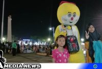 Caption: dua bocah pose bersama badut boneka di Alun-Alun Trunojoyo Sampang, (dok. regamedianews).