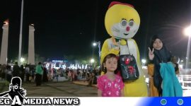 Caption: dua bocah pose bersama badut boneka di Alun-Alun Trunojoyo Sampang, (dok. regamedianews).