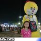 Caption: dua bocah pose bersama badut boneka di Alun-Alun Trunojoyo Sampang, (dok. regamedianews).