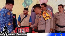Caption: Kapolres Sampang cek kesiapan obat-obatan yang disediakan PMI di Pospam wisata Pantai Camplong, (dok. regamedianews).