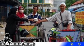 Caption: paguyuban PKL Sang Engon saat berbagi takjil ke tukang becak, (dok. regamedianews).