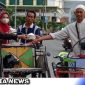 Caption: paguyuban PKL Sang Engon saat berbagi takjil ke tukang becak, (dok. regamedianews).