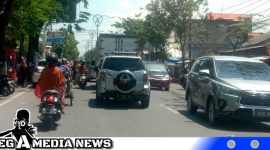 Caption: menjelang lebaran kepadatan kendaraan mulai terjadi di jalur Pasar Sampang, (dok. regamedianews).