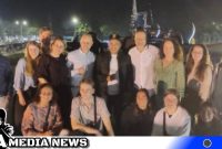 Caption: para turis pose bersama Bupati Sampang di Alun-Alun Trunojoyo, (dok. regamedianews).
