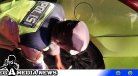 Caption: Kapolsek Jrengik bantu pemudik kesulitan ganti ban kendaraan, (dok. regamedianews).