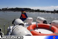 Caption: Sat Polairud Polres Sampang pantau wisatawan dari pinggir Pantai Camplong, (dok. regamedianews).