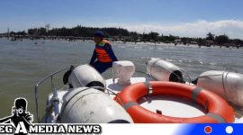 Caption: Sat Polairud Polres Sampang pantau wisatawan dari pinggir Pantai Camplong, (dok. regamedianews).