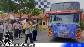 Caption: Kapolres Sampang lepas keberangkatan pemudik balik gratis, (dok. regamedianews).