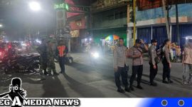 Caption: tampak petugas kepolisian berada di simpang empat Jl.Panglima Sudirman Sampang saat pengamanan Parade Combodug 2023, (dok. regamedianews).