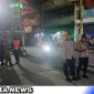 Caption: tampak petugas kepolisian berada di simpang empat Jl.Panglima Sudirman Sampang saat pengamanan Parade Combodug 2023, (dok. regamedianews).