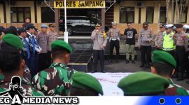 Caption: Kapolres Sampang AKBP Siswantoro saat menyampaikan arahannya kepada personel gabungan Operasi Ketupat Semeru 2023, (dok. regamedianews).