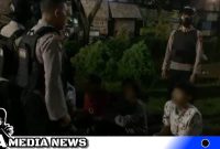 Caption: Tim Madani Polres Sampang saat mengamankan remaja yang tengah pesta arak bali, (dok. regamedianews).