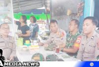 Caption: Kapolsek dan Danramil 13/Porsea bersama anggotanya sembari pantau arus mudik balik lebaran, (doc. Jony). 