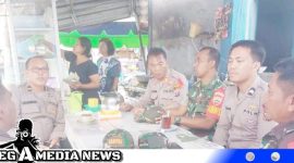 Caption: Kapolsek dan Danramil 13/Porsea bersama anggotanya sembari pantau arus mudik balik lebaran, (doc. Jony). 