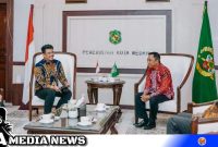 Caption: Walikota Medan saat menerima kunjungan Kepala Otoritas Jasa Keuangan (OJK) Regional 5 Sumatera Bagian Utara (Sumbagut) Bambang Mukti Riyadi di Balai Kota Medan.(foto istimewa). 