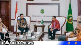 Caption: Walikota Medan saat menerima kunjungan Kepala Otoritas Jasa Keuangan (OJK) Regional 5 Sumatera Bagian Utara (Sumbagut) Bambang Mukti Riyadi di Balai Kota Medan.(foto istimewa). 
