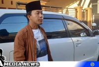 Caption: Kades Kelbung tunjukkan lubang bekas tembakan di mobilnya, (dok. regamedianews).