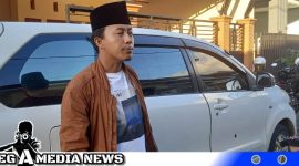 Caption: Kades Kelbung tunjukkan lubang bekas tembakan di mobilnya, (dok. regamedianews).