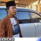 Caption: Kades Kelbung tunjukkan lubang bekas tembakan di mobilnya, (dok. regamedianews).