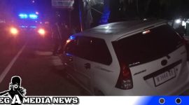 Caption: kondisi mobil Avanza Veloz pasca mengalami kecelakaan tunggal, didepan Mako Koramil Sokobanah Sampang, (dok. regamedianews).