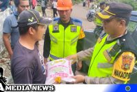Caption: Wakapolrestabes Medan berikan bantuan kepada korban banjir, (dok. Joni Regamedianews).